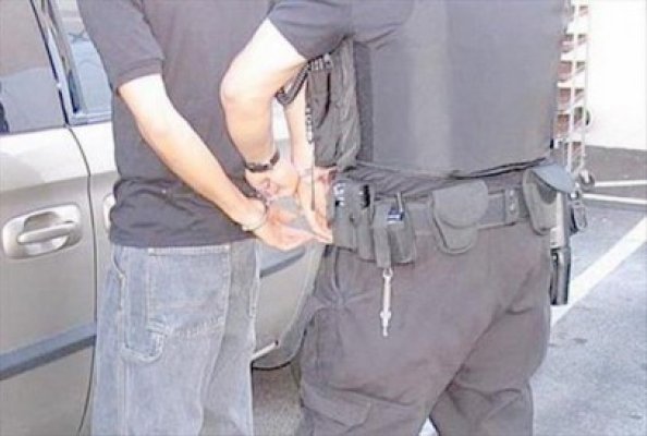 Minori de 13 ani, prinşi la furat din maşini